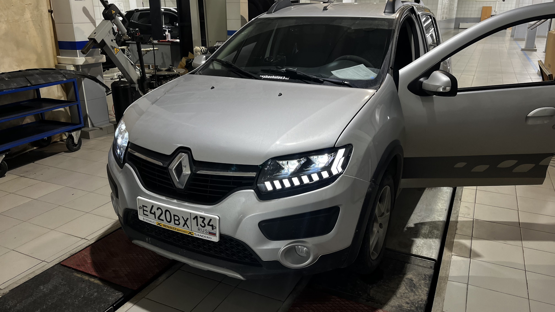 Линзованые фары — Renault Sandero Stepway (2G), 1,6 л, 2017 года ...