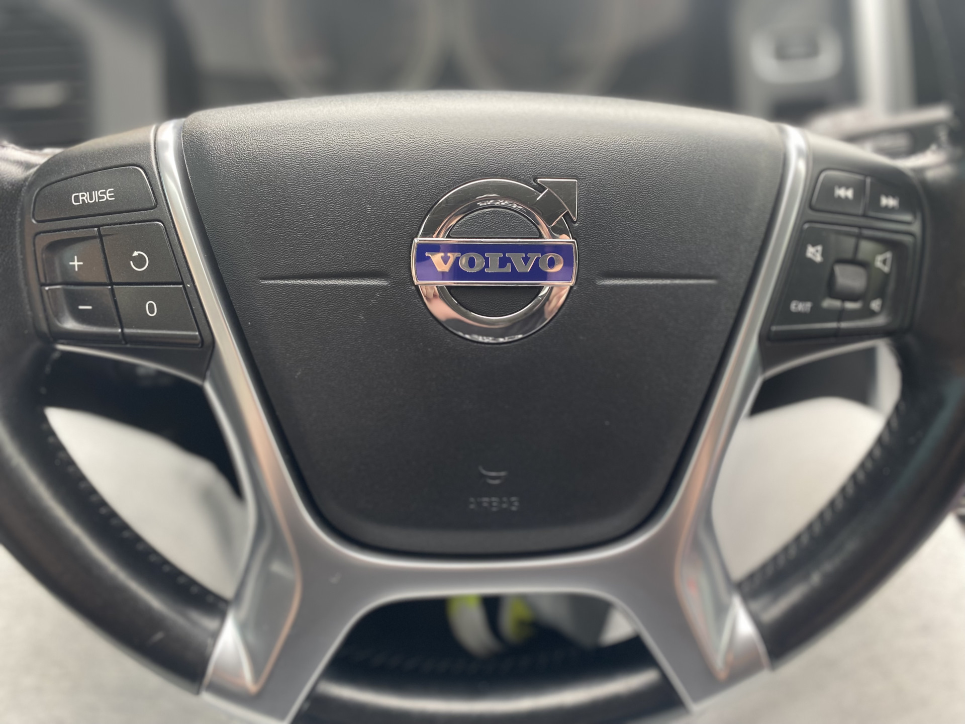 Замена эмблемы на руле — Volvo XC60 (1G), 2 л, 2012 года | своими ...