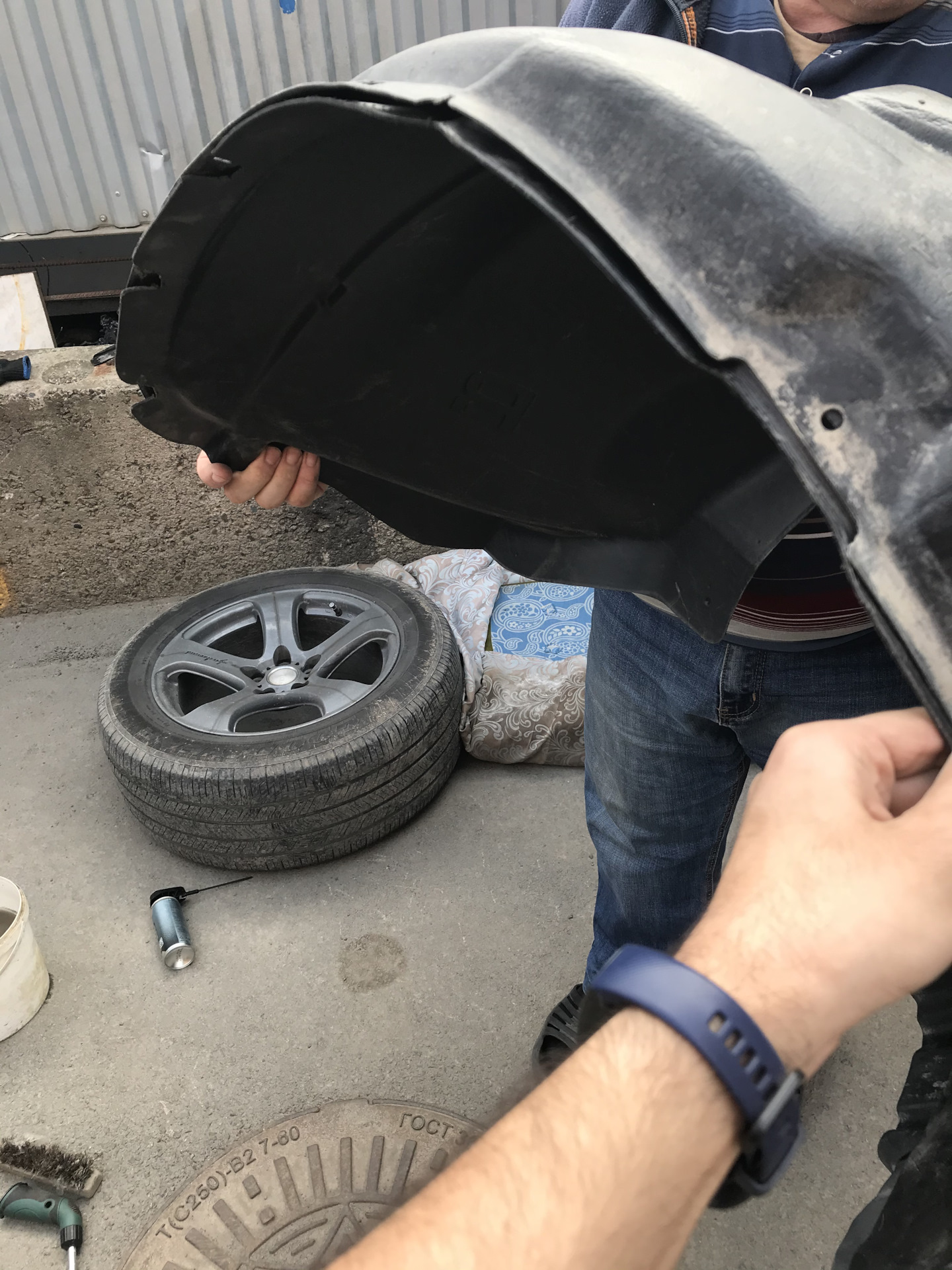 Установка передних подкрылков — Toyota RAV4 (III), 2 л, 2008 года ...