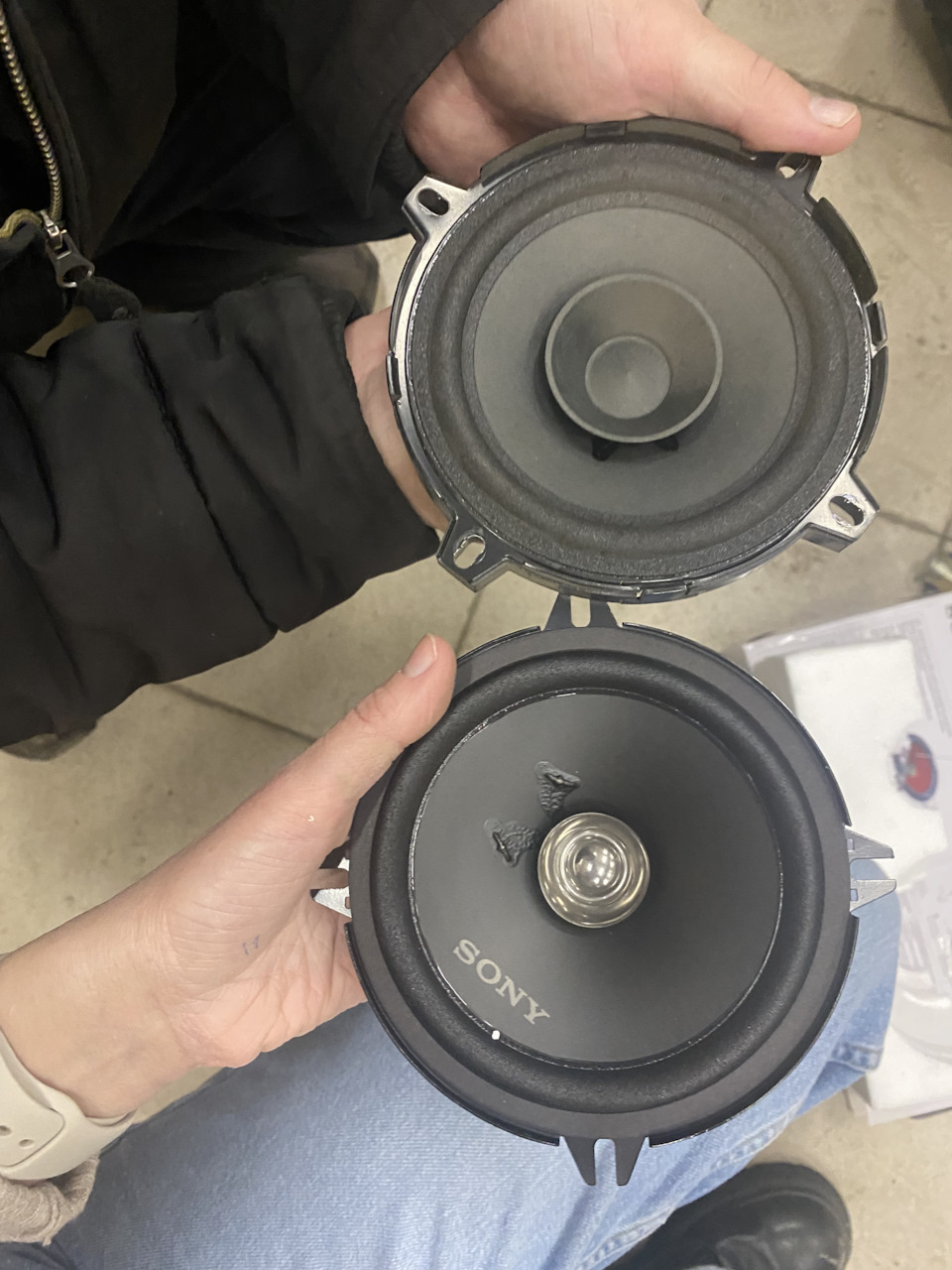 Как сделать чтобы играла 2 колонки. Схема подсоединения 4 канального усилителя к магнитоле. Магнитола пионер схема подключения динамиков. Колонка 4а32 через усилок. Схема подключения динамиков к усилителю 4 канальному усилителю.