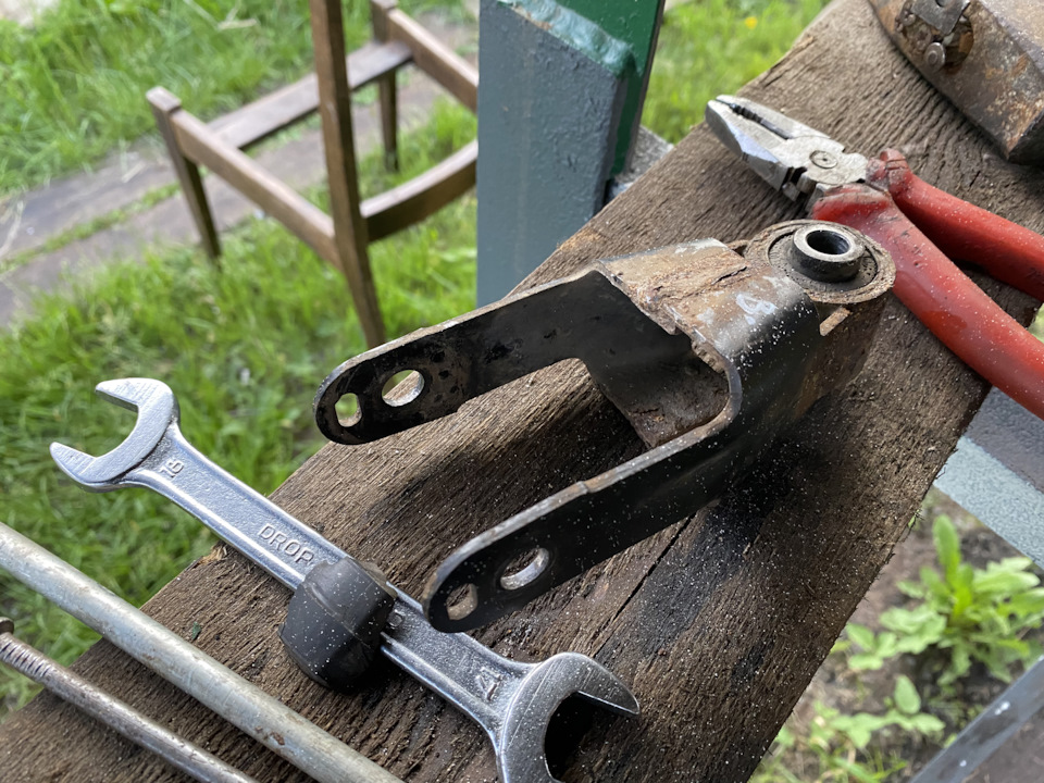 Замена нижней подушки двигателя пежо 206 — Peugeot 206, 1,6 л, 2007 ...