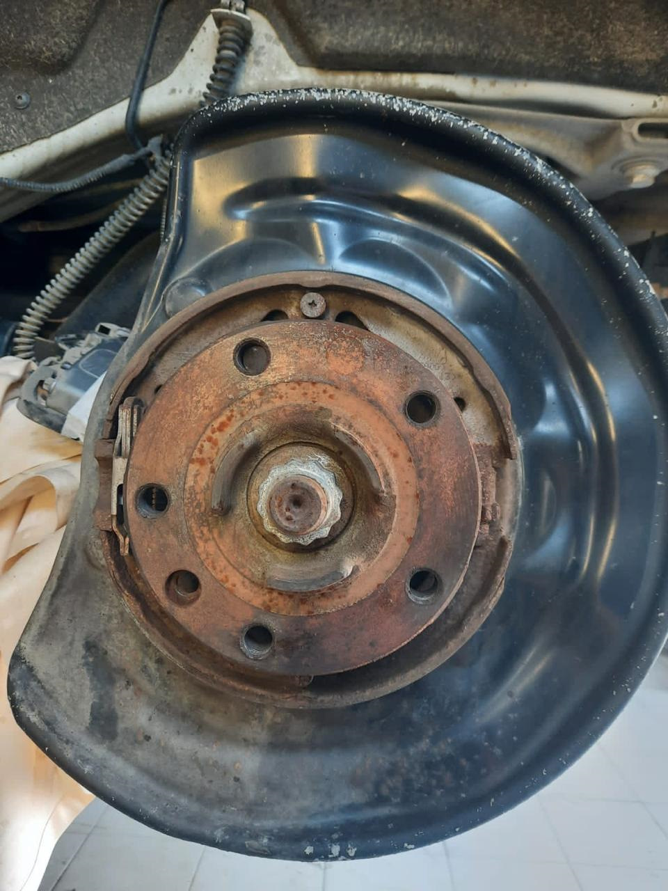 Замена колодок ручника, покраска тормозных щитков, чистка задних ...
