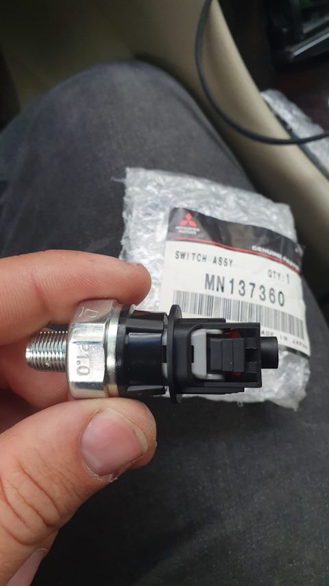 MN137360 ДАТЧИК ДАВЛЕНИЯ МАСЛА В ДВИГАТЕЛЕ Mitsubishi | Запчасти на DRIVE2