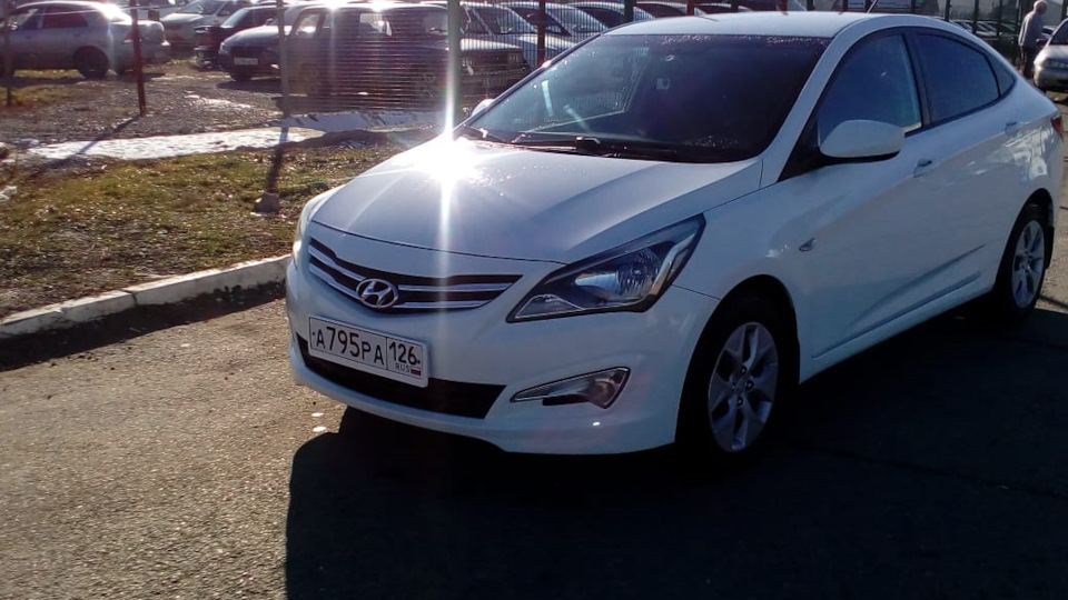 Hyundai Solaris Crystal white