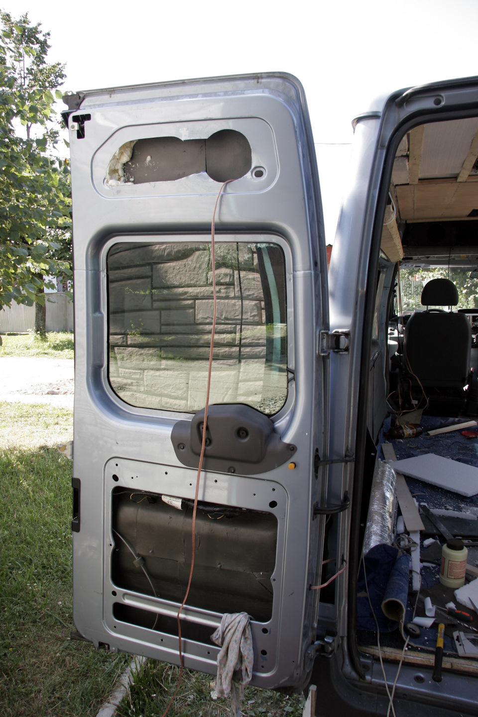 Установка колонок в задние двери — Ford Transit (7G), 2,2 л, 2008 года ...