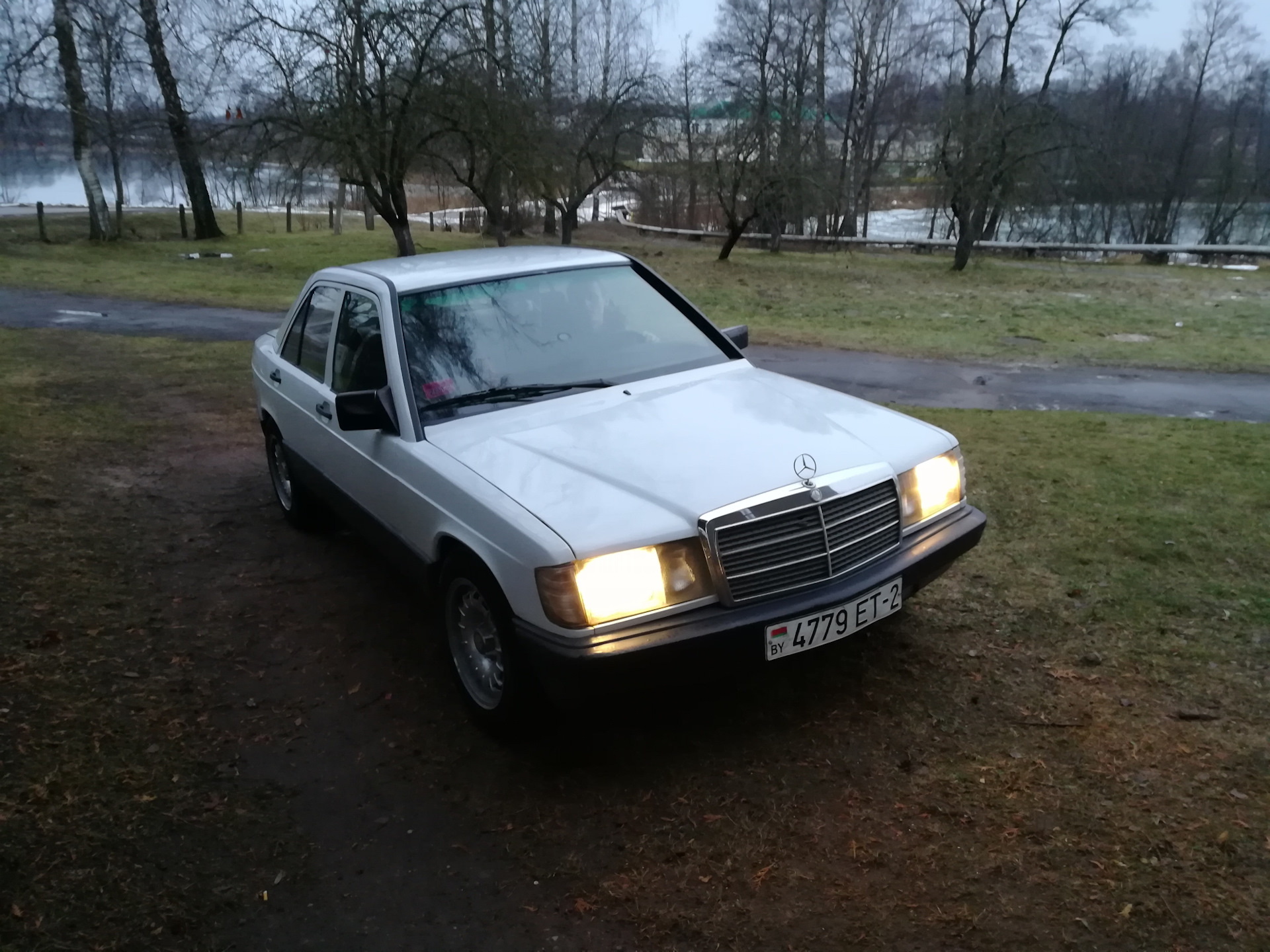 Подшипник мерседес 190. Mercedes w124 1986. Мерседес 124 1986. Мерседес w124 1986. W124 1984.