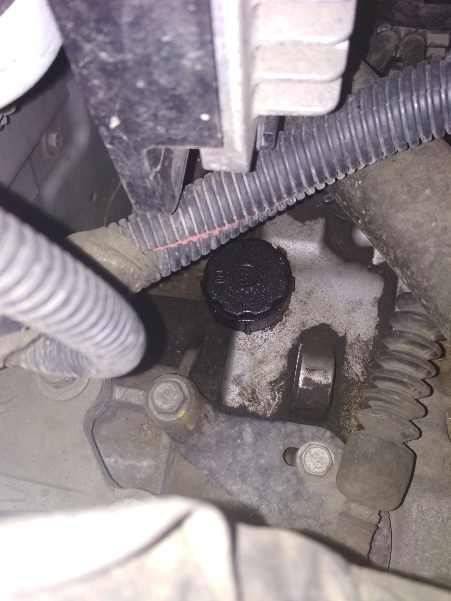 Потеет крышка маслозаливной горловины АКПП — Chevrolet Captiva (1G), 2 ...