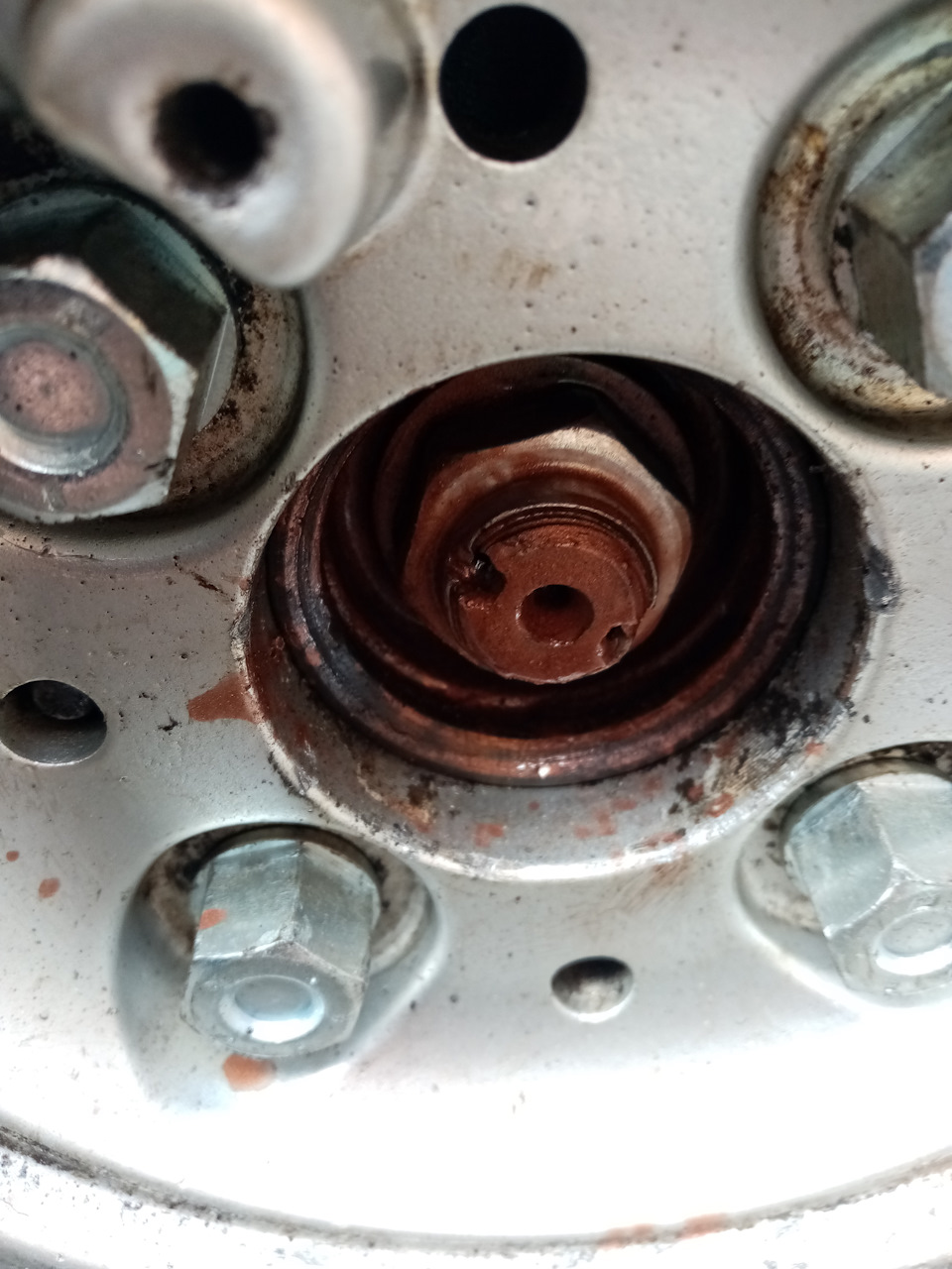 Замена пыльника наружного шруса Ваз (Как открутить прикипевшую гайку ...