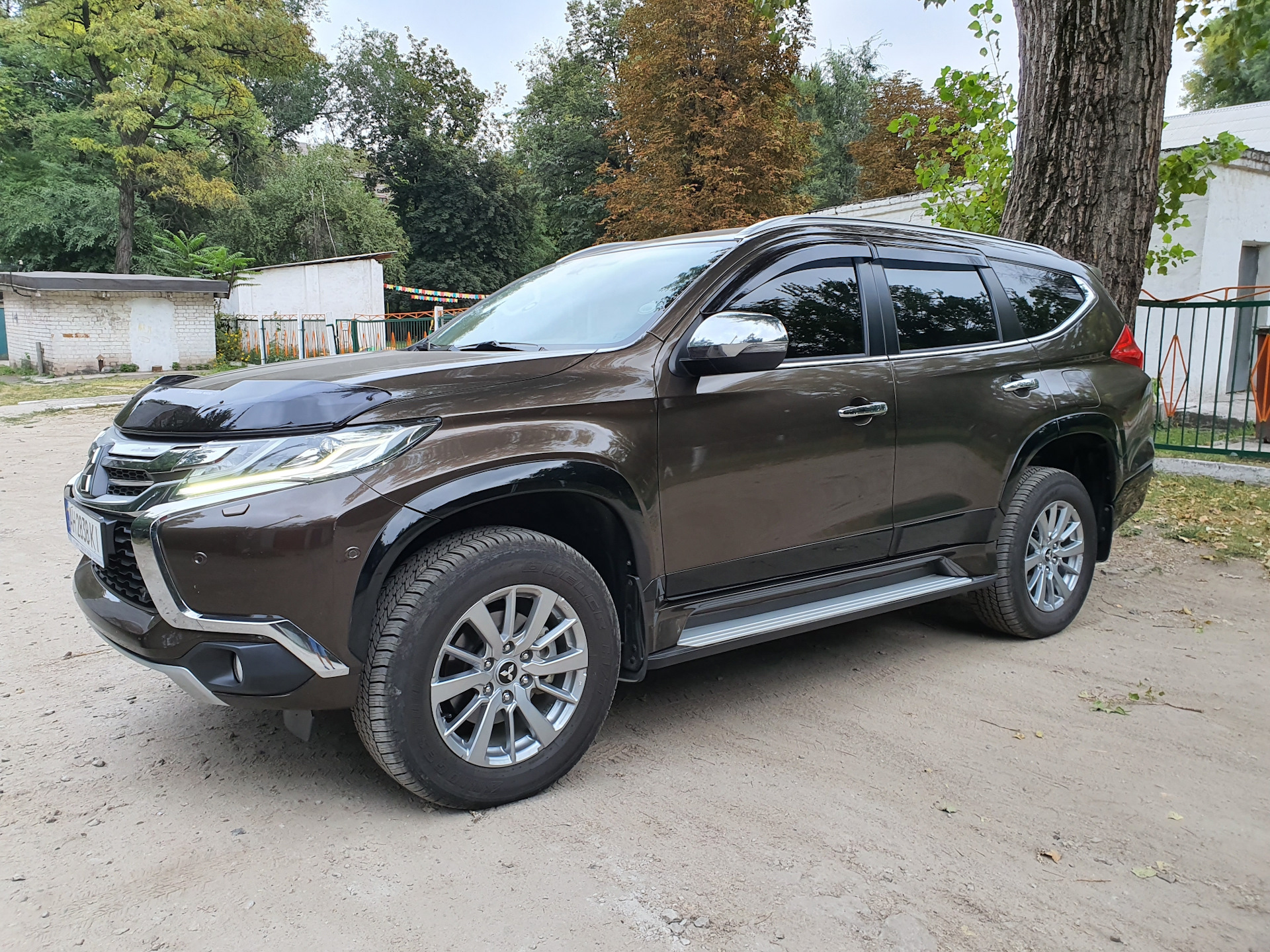 Mitsubishi Pajero Sport коричневый