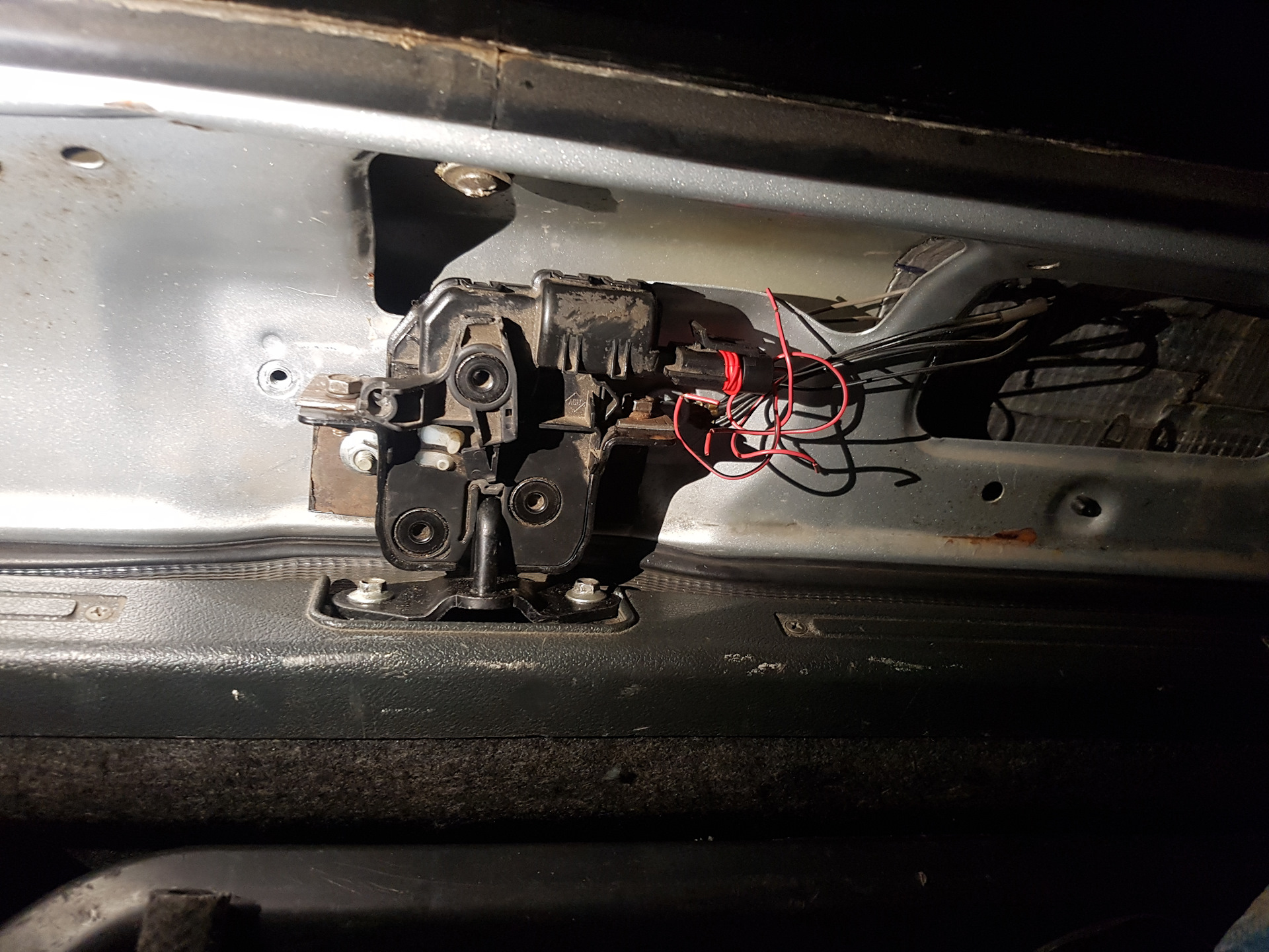 Кнопка замка багажника гранта лифтбек фл. Электропривод багажника 1118. Концевик багажника гранта лифтбек. Электрозамок багажника гранта. Грант багажник не работает.