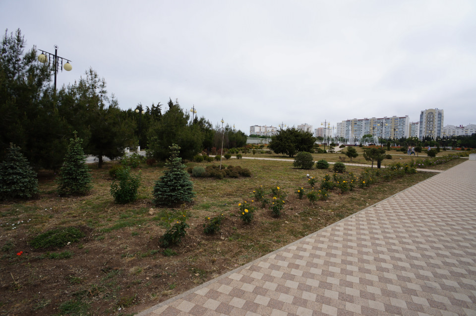 Слева Парк Победы — Lada Vesta SW (1G)