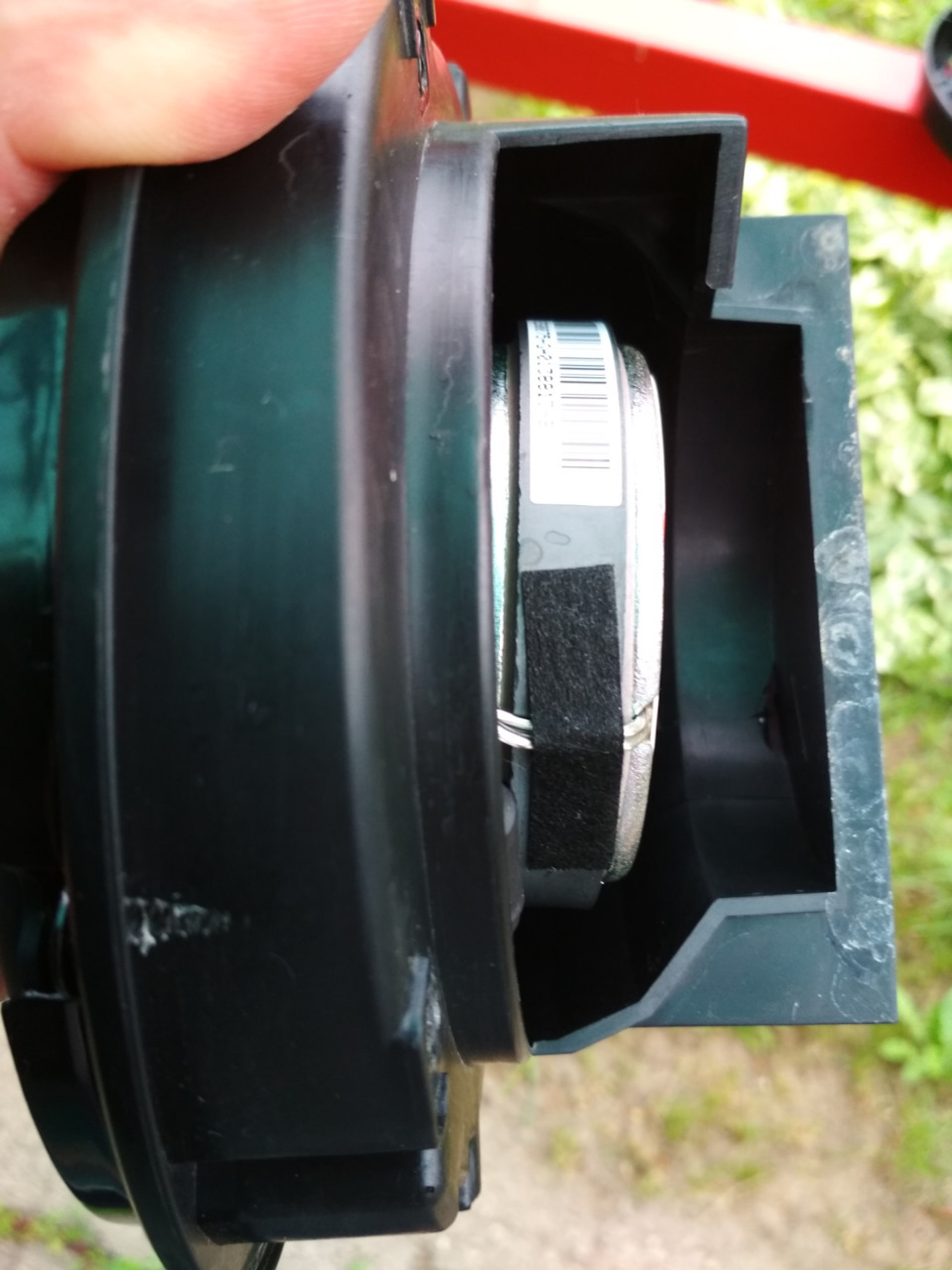 Динамик внутри корзины, ни где не задевает, стоит идеально. — Renault Logan (1G)