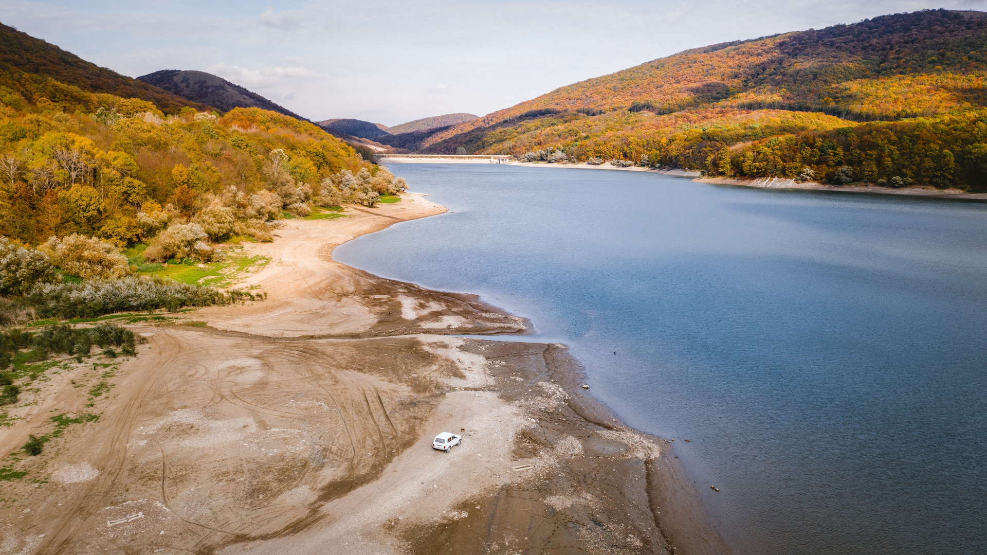 Водохранилище новороссийск. Неберджаевская водохранилище. Неберджаевское водохранилище осень. Неберджай озеро. Неберджаевская горы.