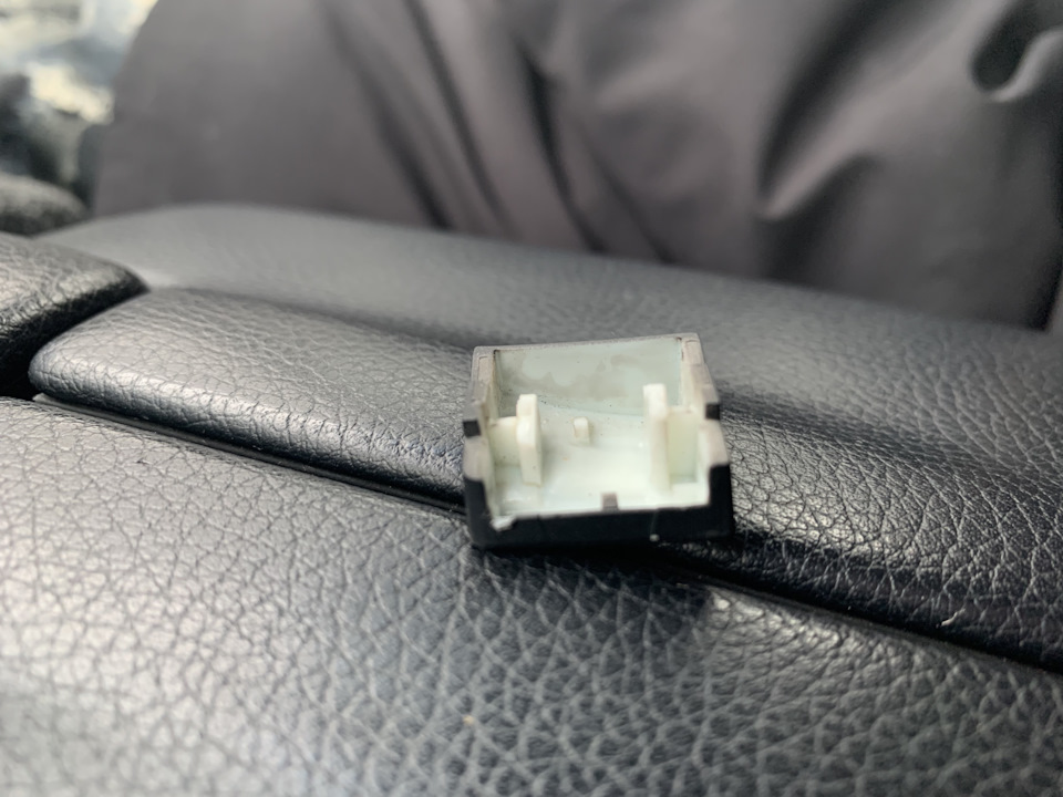 Не работает клавиша на подъём стекла и подсветка клавиши ...