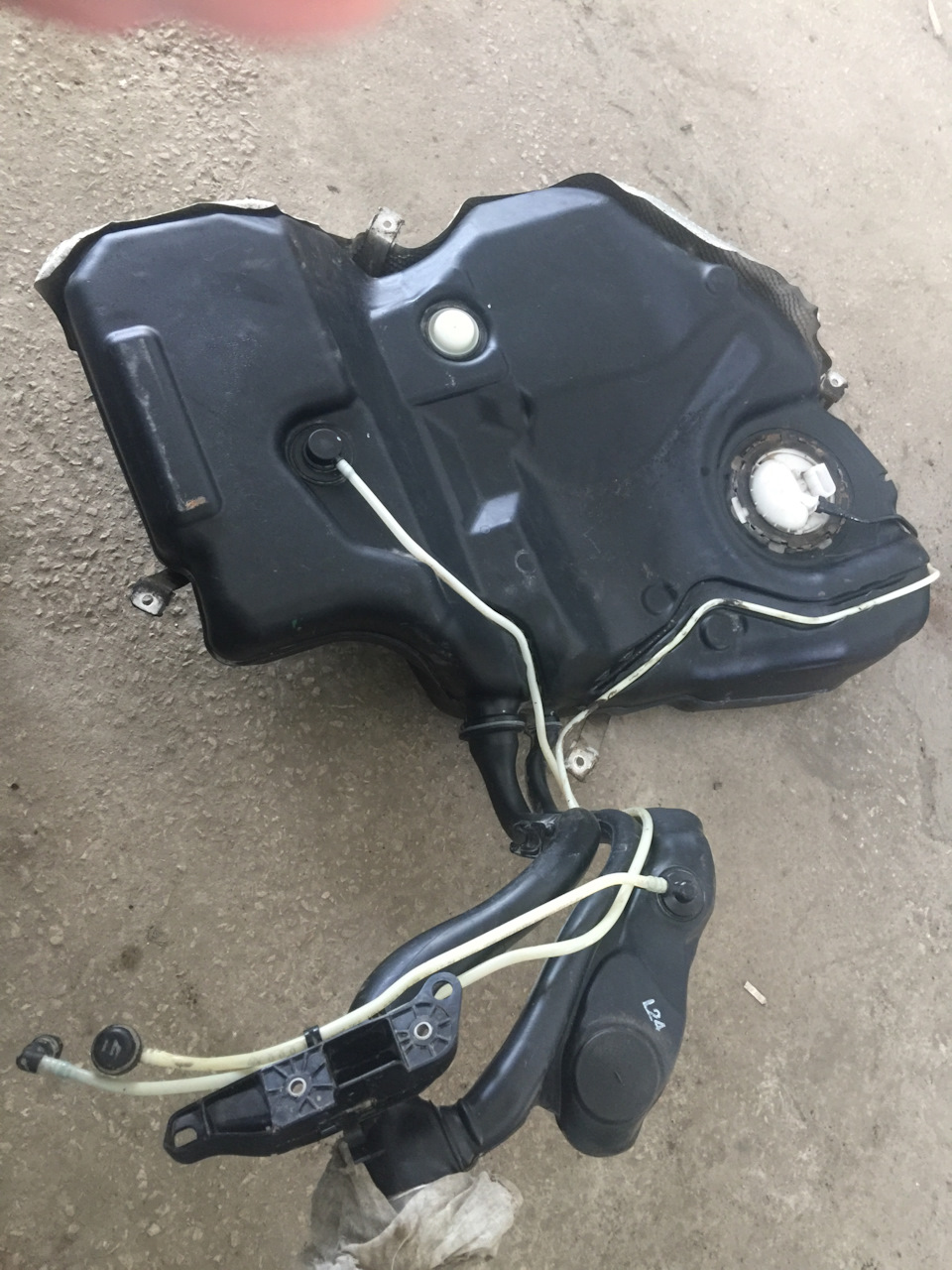 Замена топливного бака — Volkswagen Passat B6, 1,8 л, 2008 года ...