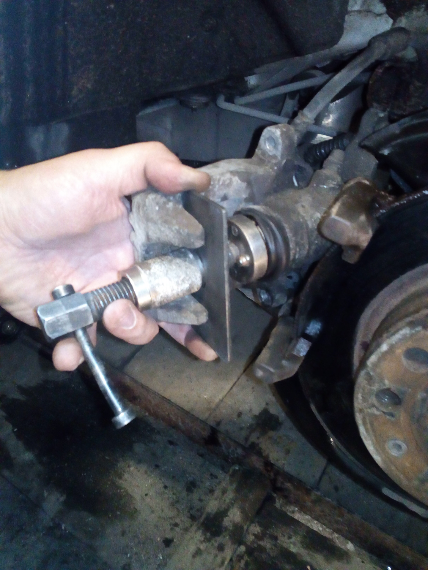 приспособление для суппорта вдавливания тормозных цилиндров 2107. съемник задних колодок гольф 4. тормозной суппорт 21. поршень суппорта приора. как сжать суппорт.