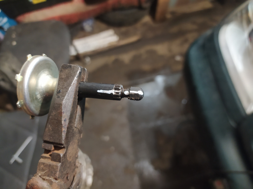 Шток немного выкручен. Один два оборота, родной был закручен, по белое пятно в середине — Chevrolet Niva (1G)