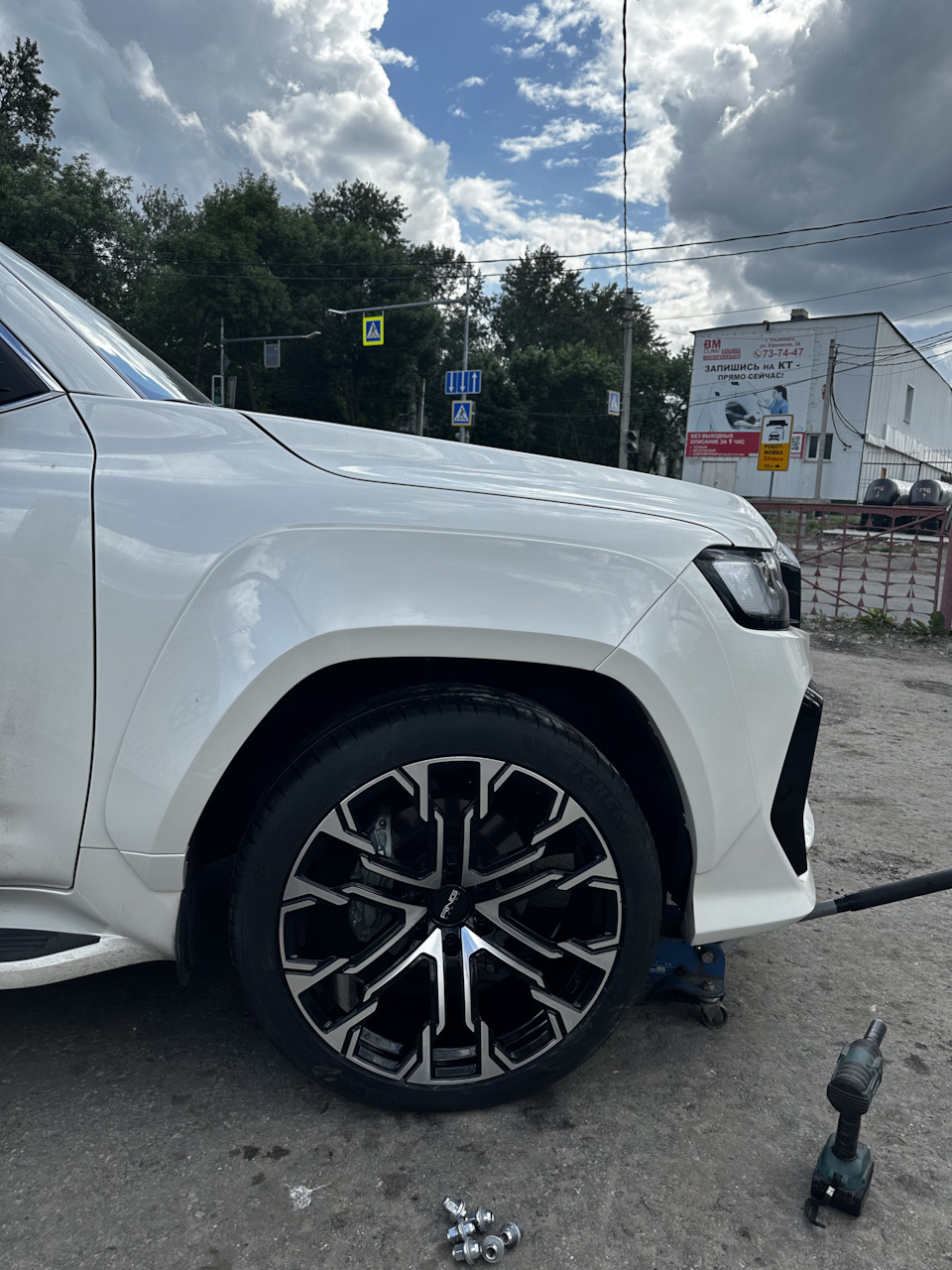 Расширение кузова + кованые диски R23 — Toyota Land Cruiser 300, 3,3 л,  2022 года | тюнинг | DRIVE2