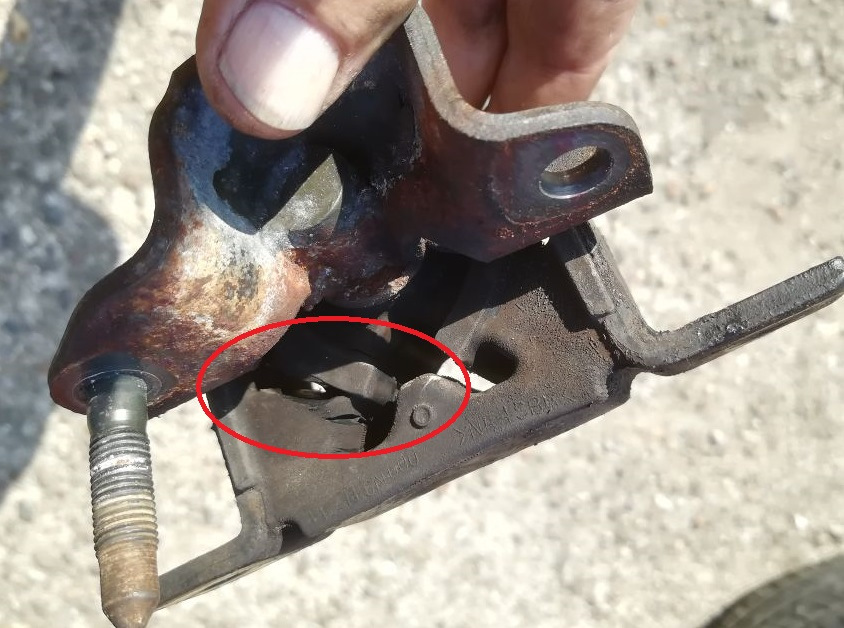 А это трещина в сайлентблоке NM-N16RH — Nissan Almera Tino. Запчасти на фото: NMN16RH