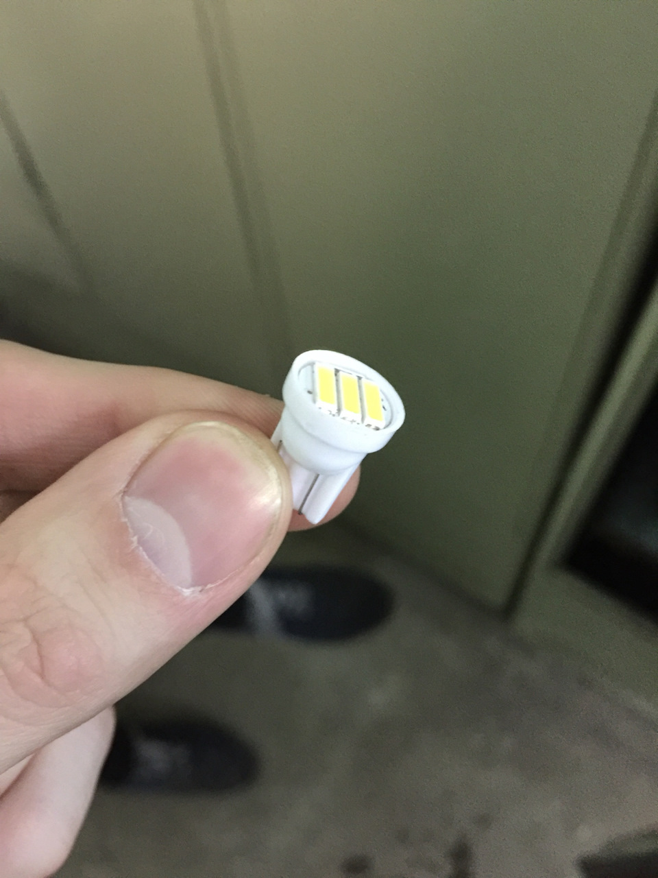 Установка диодов в габариты а так же белых лампочек на дальний и ...