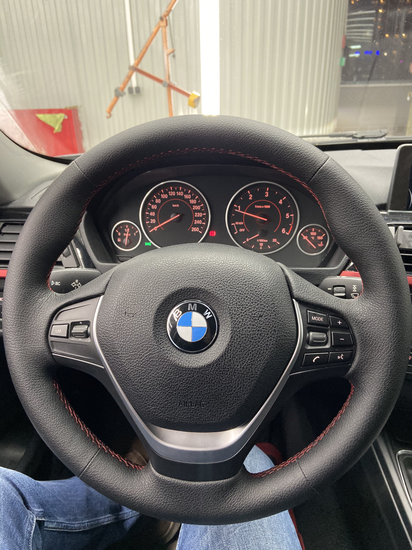 Перешив руля. Руль БМВ ф30. Руль BMW f30. Руль БМВ 3. БМВ 3 2008 год руль.