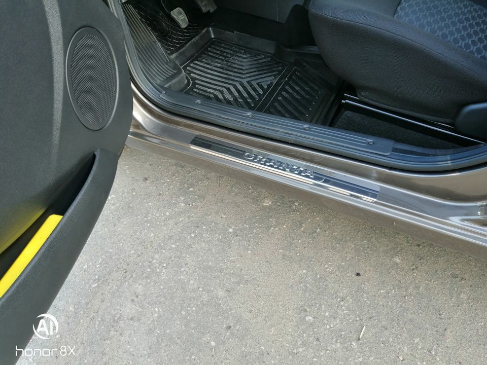 Накладки на пороги. — Lada Гранта (2G) FL, 1,6 л, 2019 года ...
