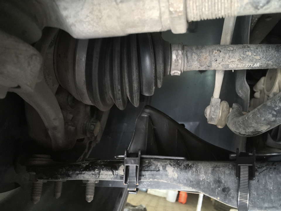 Дефлекторы тормозов (арт. 8V0407811, 8V0407812) — SEAT Leon FR (Mk3). Запчасти на фото: 8V0407811, 8V0407812, 5Q0407271AR