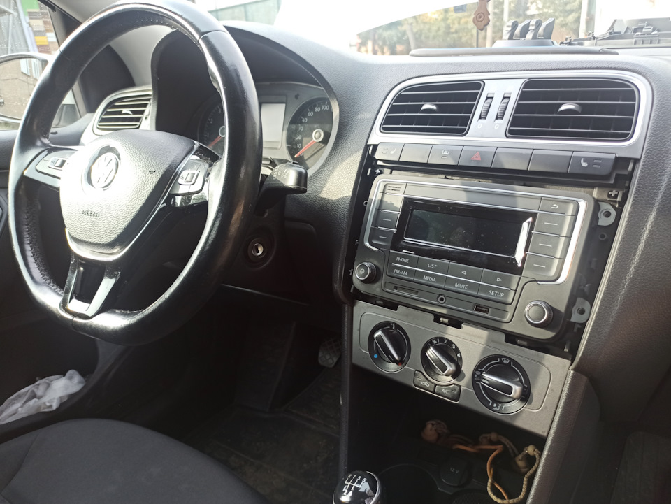 Снимаю старую магнитолу R140 — Volkswagen Polo Sedan