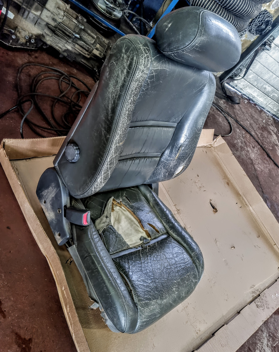 Кто-то (мне неизвестный) конкретно так пропердел водительскую сидуху 😁 — Toyota Land Cruiser 80