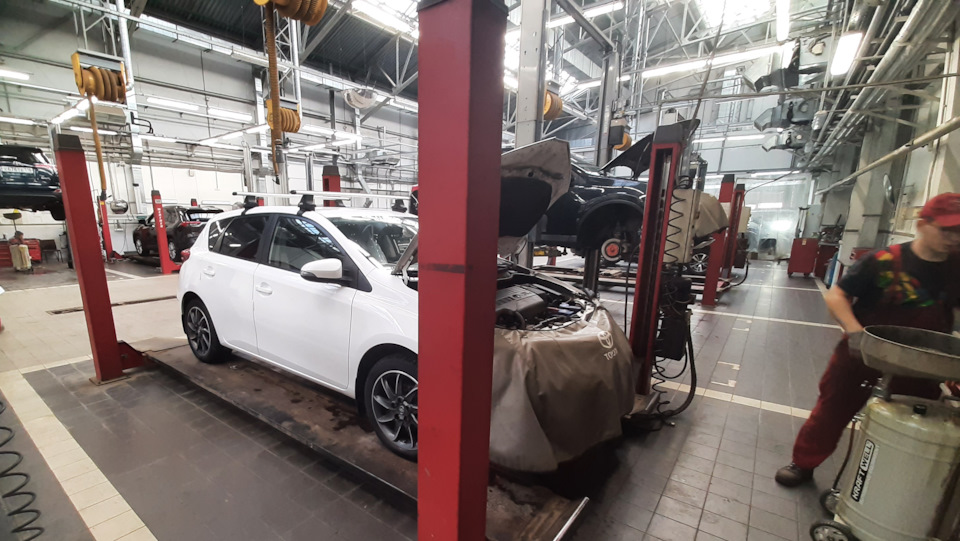 Замена масла у дилера ТТС Казань — Toyota Auris (2G), 1,3 л, 2013 года ...