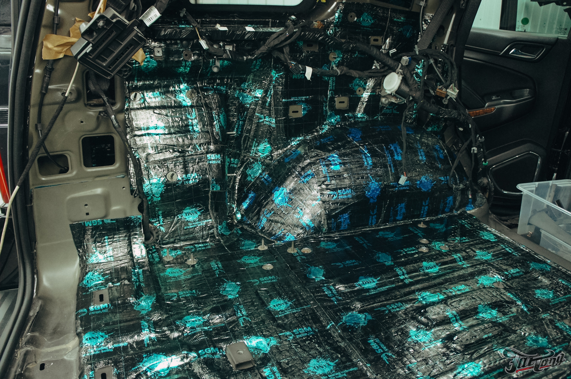 Чанган cs35 plus шумоизоляция антишум. Крышка багажника чанган cs35. Шумоизоляция changan lamore. Скучные машины. Шумоизолирующая дверь.