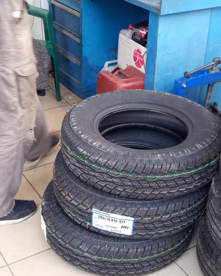 Шины летние Toyo 205/75 R15, литые диски Nissan 6Jx15 ET45 5x114,3 на ...