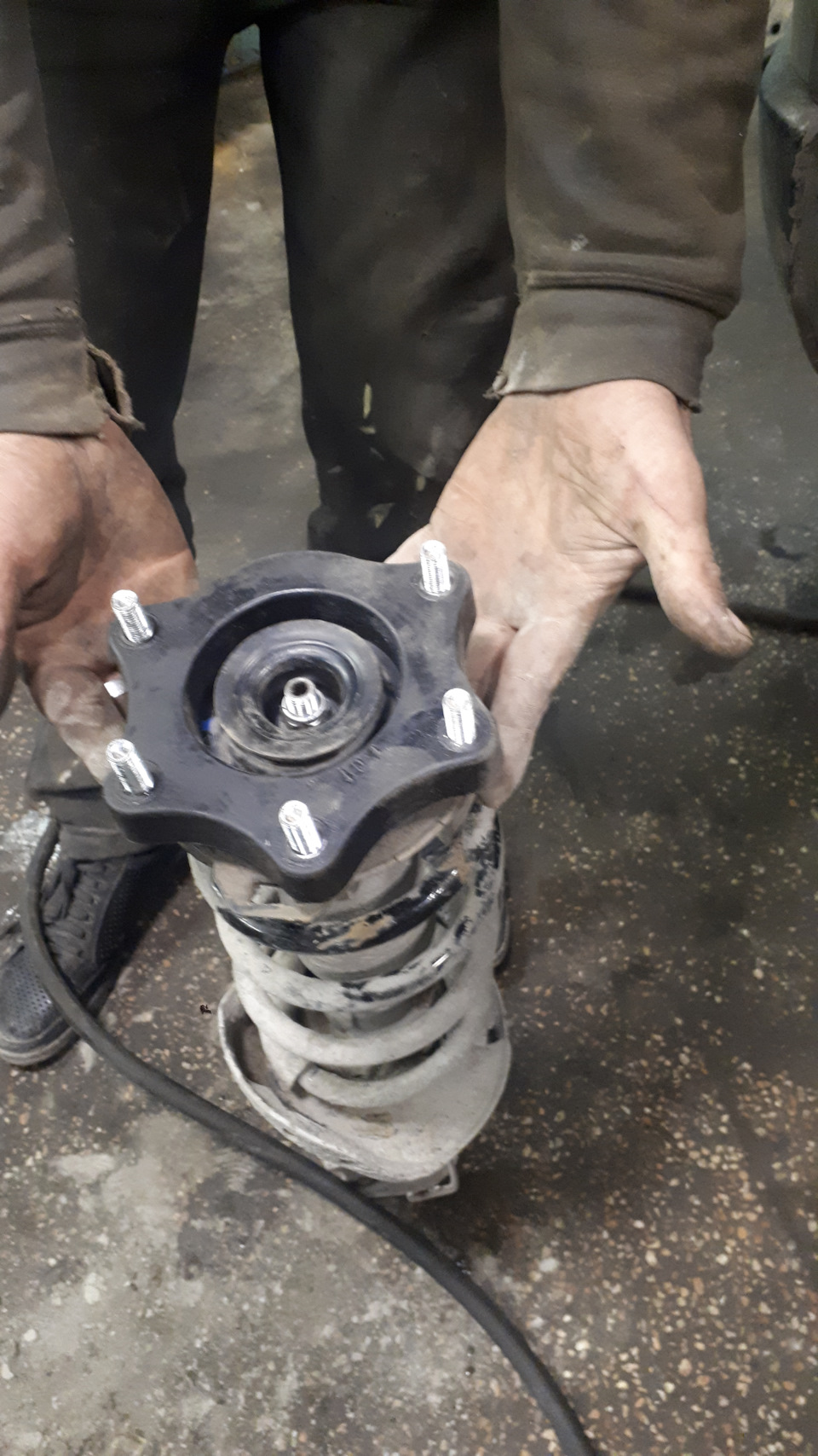 10. Przód: załóż podkładkę 20 mm na górne mocowanie kolumny; kontroluj przyleganie i orientację. — Honda CR‑V III (RE)