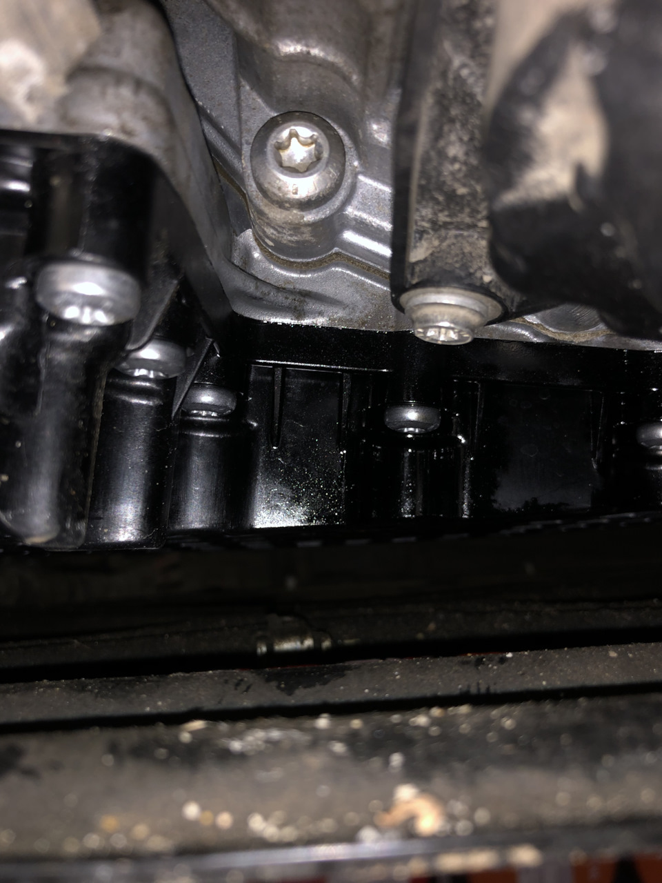 сроки замены моторного масла. интервал по замене масла моторного. через сколько моточасов менять масло в двигателе. 3 бензин. сколько по времени меняют коробку.