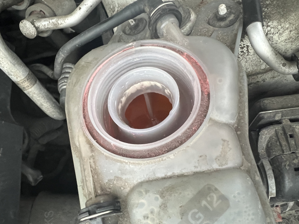 Белый налет на крышке ОЖ — Audi A4 (B8), 1,8 л, 2011 года | поломка ...