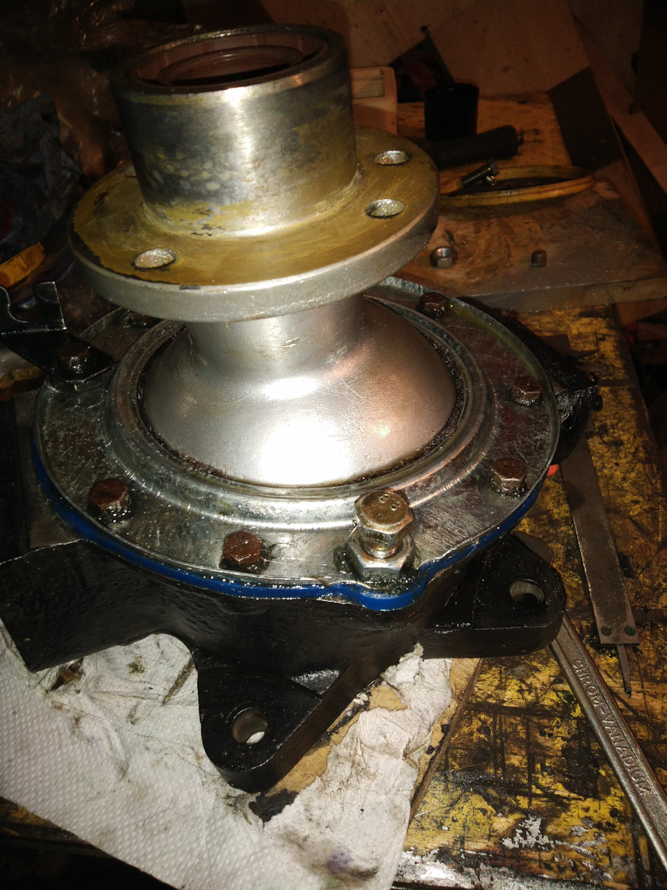 Сбор поворотного кулака уаз. Сальник поворотного кулака уаз буханка. Передняя ступица уаз 469. Сбор поворотного кулака уаз. Поворотный кулак уаз для переломки.