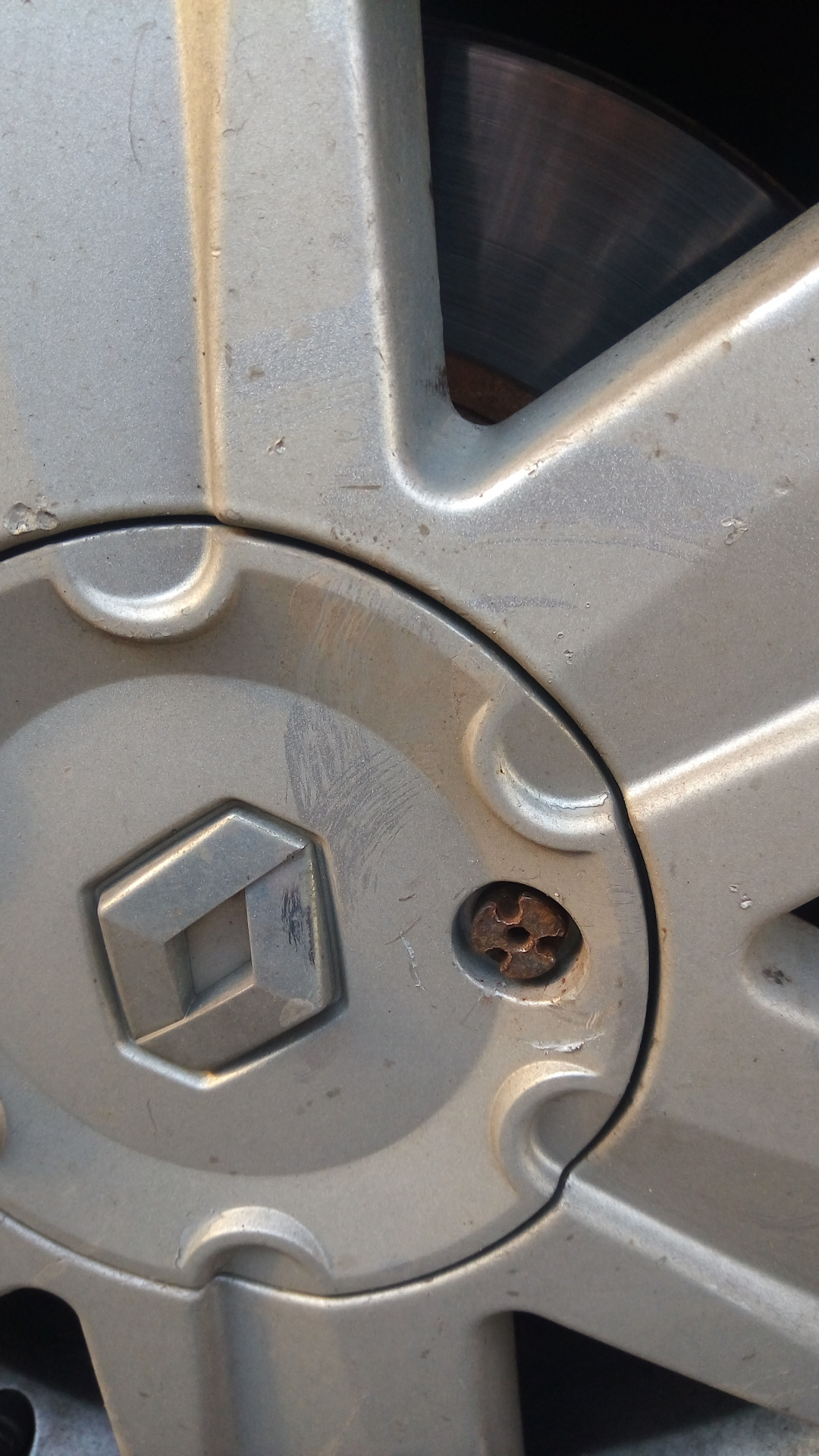 Снятие колпаков. Секретки для колесных дисков на Рено Логан 2. Ключ секретка на колеса меган2. Болт от колесного колпака на Рено Сценик 2. Рено Сценик 2 колпаки на колеса.
