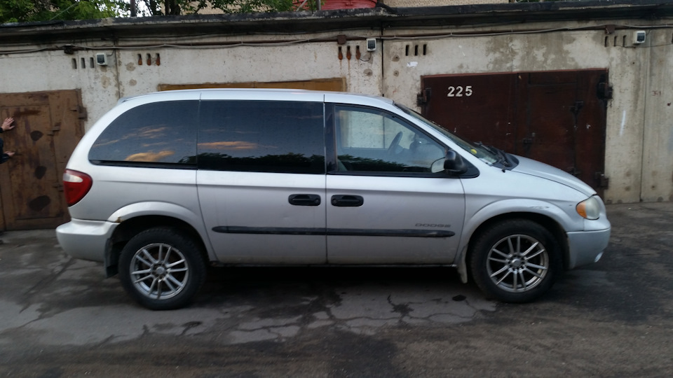 Обе рессоры газель, наклон дороги в сторону камеры — Dodge Caravan IV
