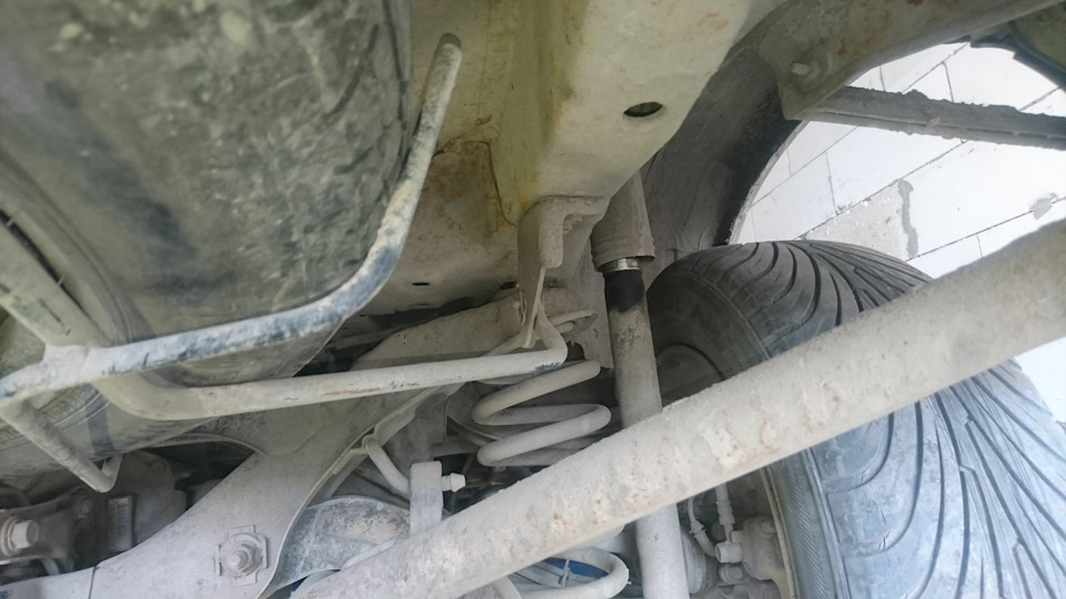 К слову о болтах и гайка, на противоположной стороне решили не выкручивать тормозной шланг и амортизатор, так же не вынимались болты балки, открутилось всё как у новой, кроме гайки шланга на правой стороне — Honda Stepwgn (1G)