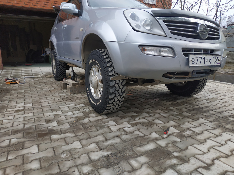 Штатный домкрат на подставочке через брусочек — SsangYong Rexton (1G)