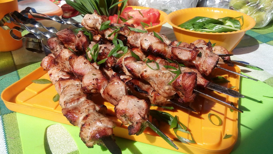 овощи с мясом на шампурах. MwAAAgNkAOA 960. овощи с мясом на шампурах фото. овощи с мясом на шампурах-MwAAAgNkAOA 960. картинка овощи с мясом на шампурах. картинка MwAAAgNkAOA 960. С того времени, как мои дети поселились в частном доме, свой день рождения я праздную у них. Лето. Жара. Сидеть в квартире совсем не хочется, да ещё и стоять у плиты. Поэтому я готовлю шашлыки. В этот раз готовили на мангале несколько видов шашлыка и одними из таких были шашлыки из свинины с овощами. Овощи можно выбирать по своему вкусу. Я выбрала кабачки, баклажаны, сладкий перец и обязательно лук. Получилось просто великолепно!