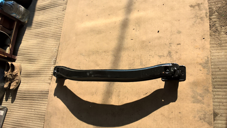 Снимаем заводской усилитель бампера. Теперь эта деталь лишняя. — Lada Vesta (1G)