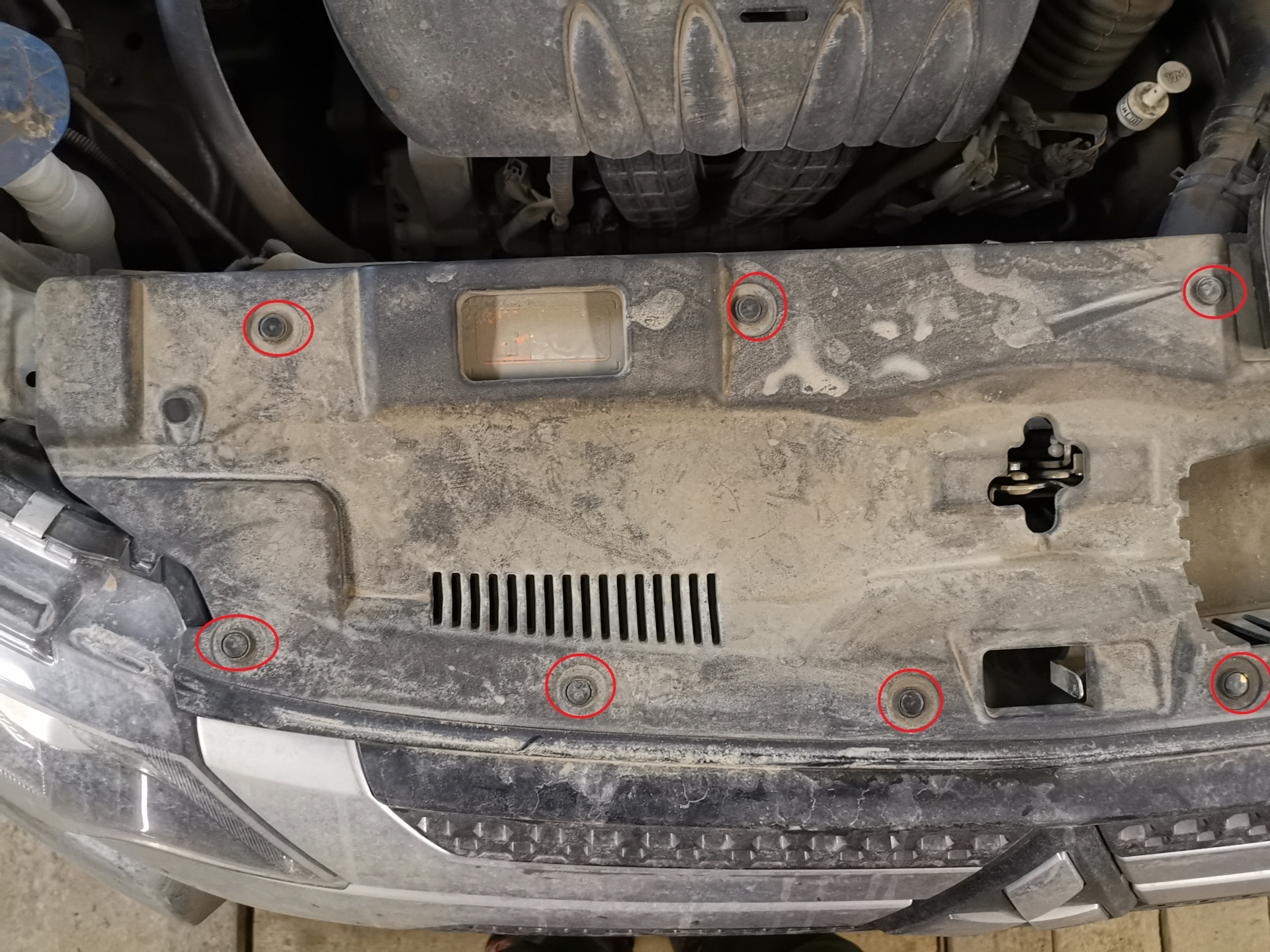 Mitsubishi outlander xl как снять фару Снятие фары Outlander 3. Вытряхиваем осколки лампы. - Mitsubishi Outlander (3G),