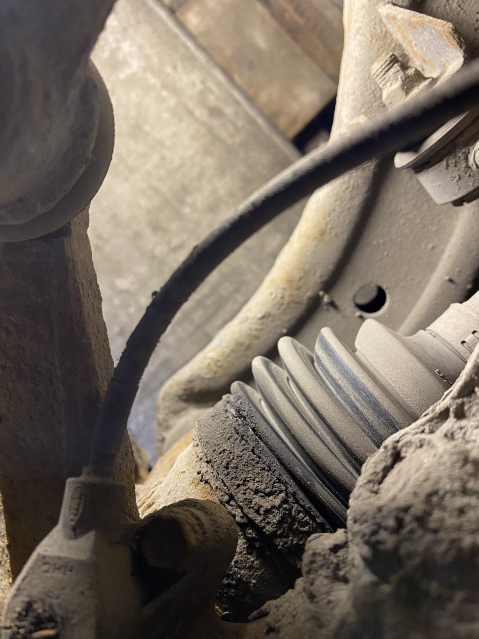 Замена тормозных дисков и колодок, пыльник шруса течёт, барабан в ...