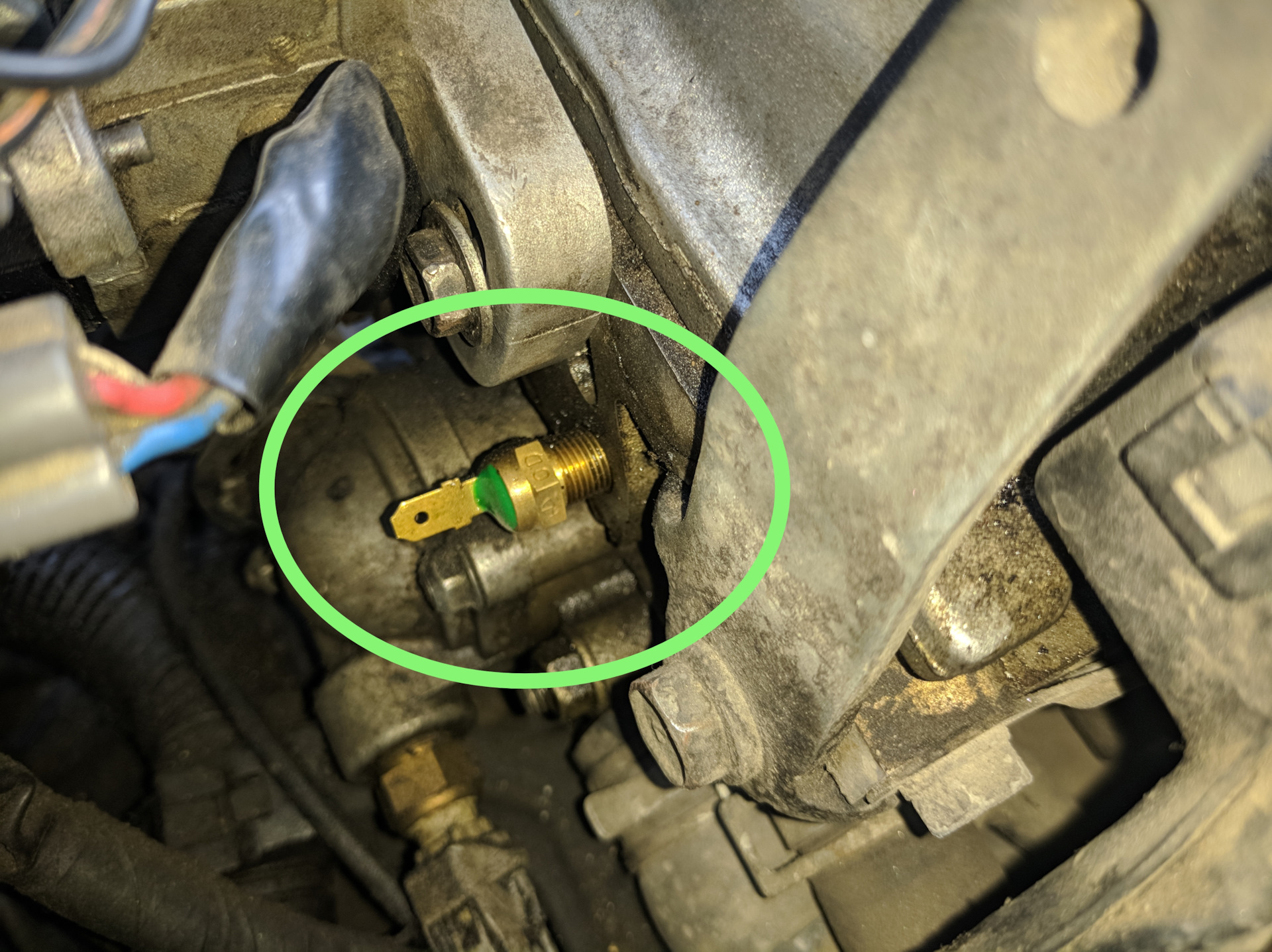 Датчик охлаждения жидкости ваз 2114. Датчик охлаждения ваз 2112. Датчик охлаждения жидкости на двигатель r2. Датчик температуры мазда 6. Датчик температуры показывает перегрев.