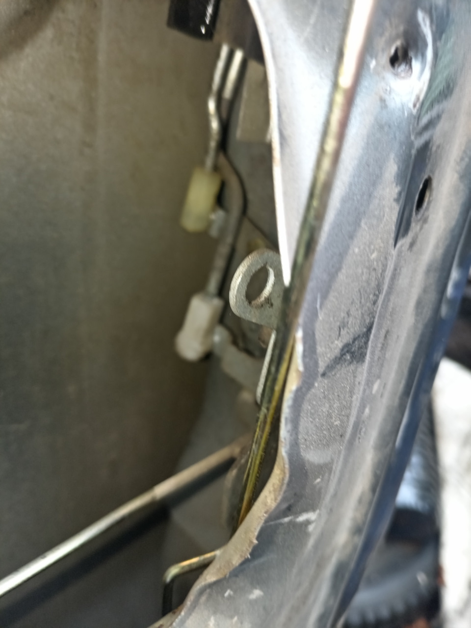 Тягу активатора решил не крепить к тяге блокировки, а вставить в отверстие. — Lada 2120 Надежда