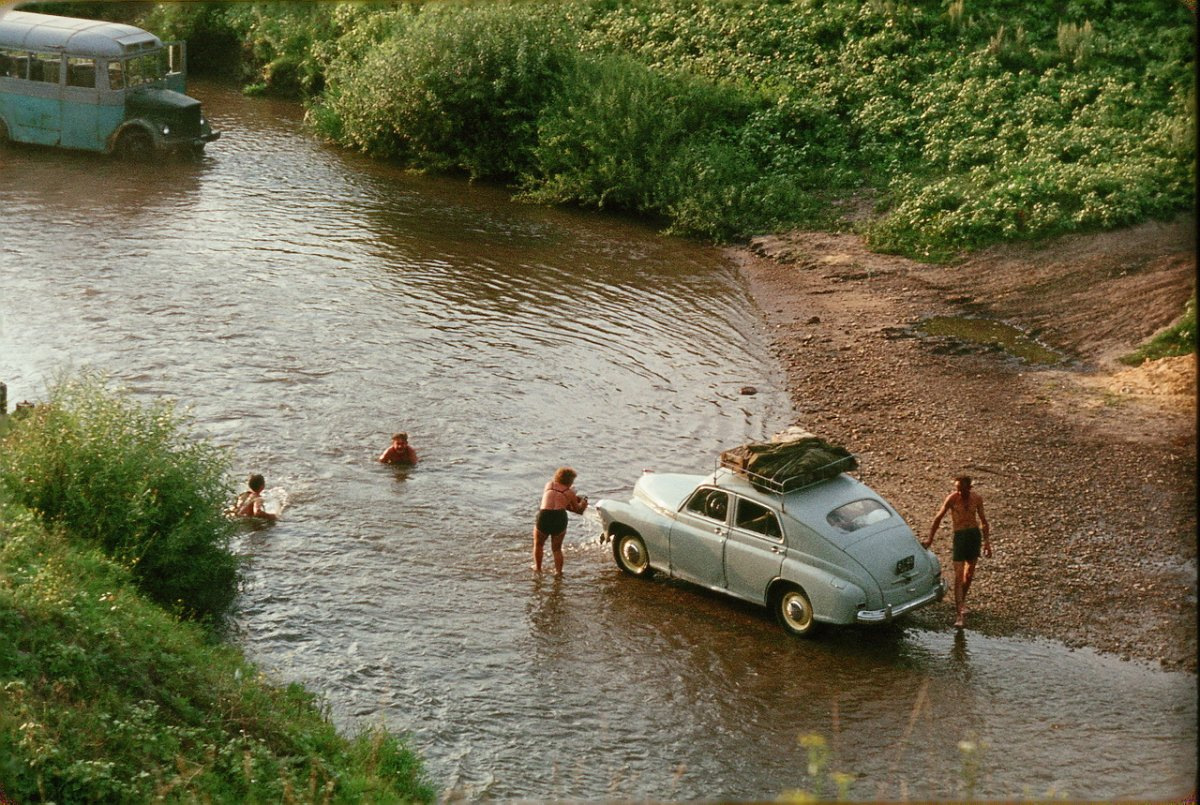 Автомобиль в реке