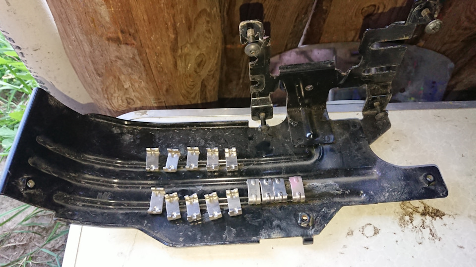 все застежки со всех сторон — Nissan Leaf (1G)