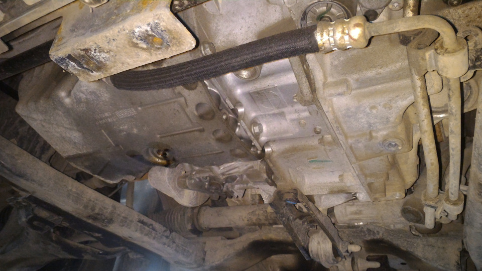 Ревизия показала, что никаких потёков нет, всё сухо. — Renault Duster (1G)