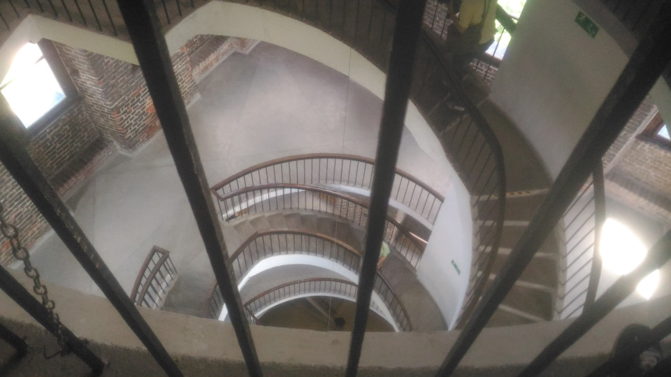 В башне — Toyota Celica (230)